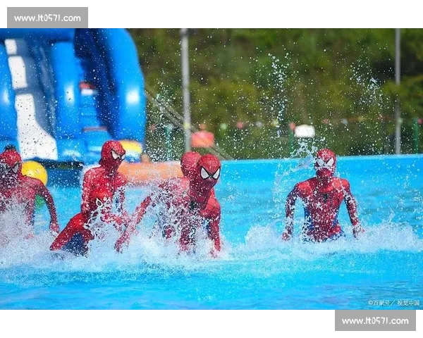 雨幕中的泳者：拥抱自然的清凉仪式